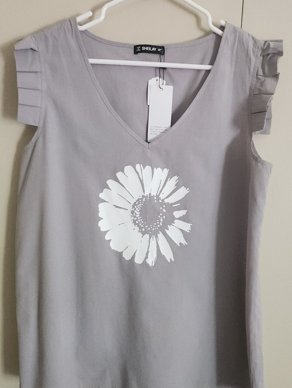 F71 Sheilay Women's Gray V-Neck Top w White Daisy Graphic & Pleated cap sleeves